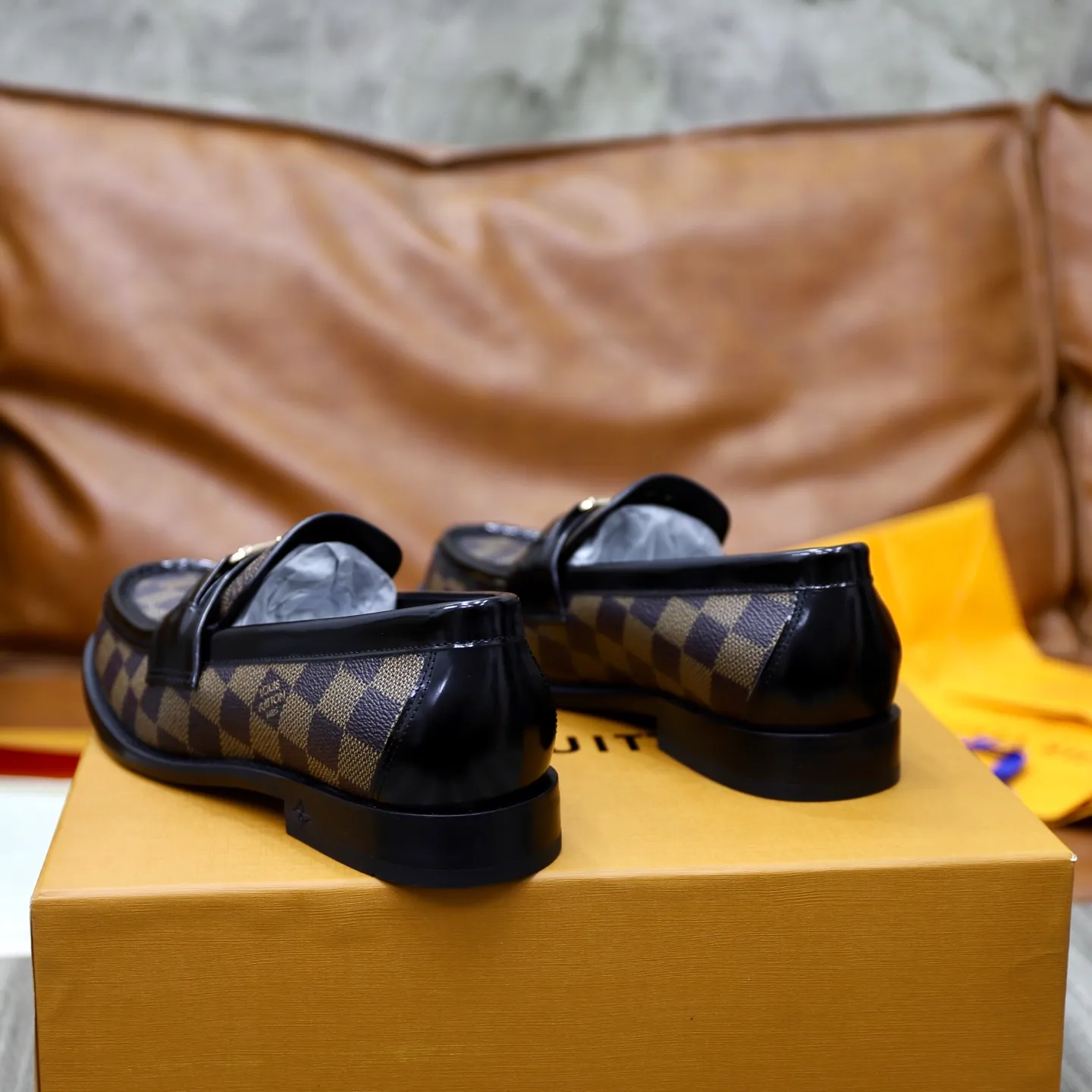 Men's Men's Shoes💰💰920LV Louis Vuitton Slip-on Loafers, top quality products from Guangzhou, ready for sale! This LV Glove loafer is made of selected soft cowhide, with a slightly wrinkled leather surface and a very high-end texture. Each pair is unique. The leather surface is light and soft, with a fine texture and good luster. It is a classic loafer style, with exquisite handmade mark stitching on the toe, and a square toe configuration to highlight the classic style. The horizontal band has hot-printed LV three-dimensional letters, semi-solid handcrafts and a genuine leather outsole, and a rubber patch on the heel to create wear-resistant performance and comfort. One of the must-have loafers for men! Comes with full original packaging! Code number: 38-39-40-41-42-43-44 (38, 45, 46 customized) standard leather shoe code